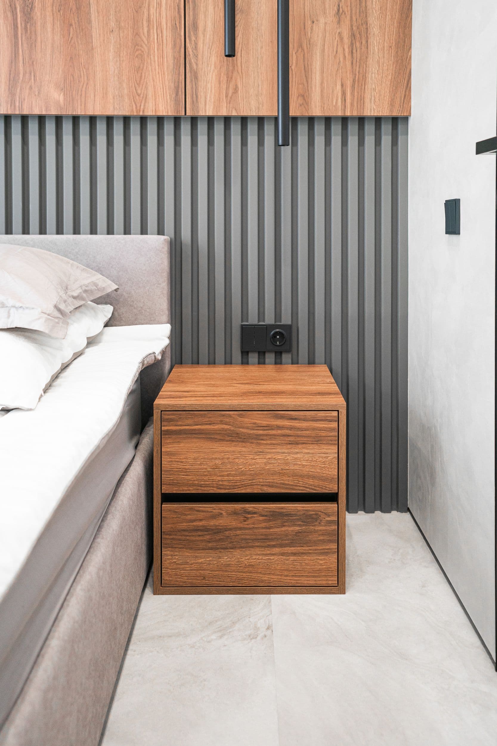 Прикроватная тумба из орехового дерева