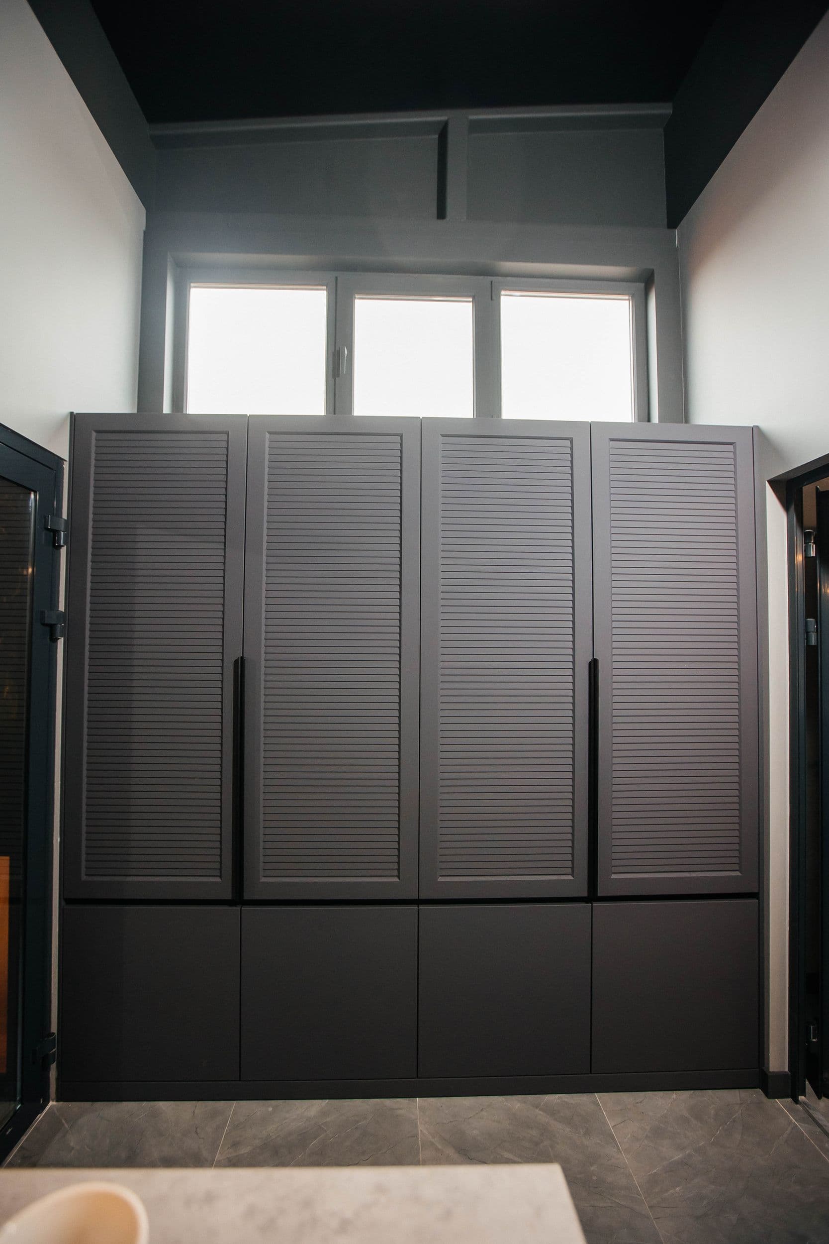 Встроенный шкаф с жалюзийными фасадами