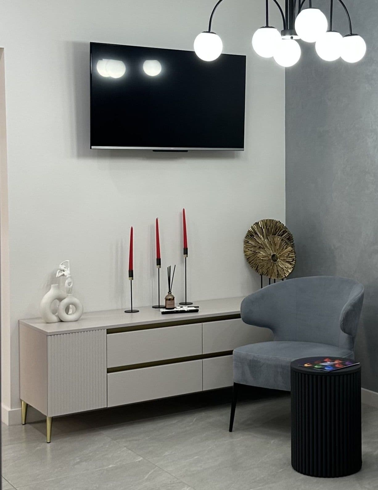 Шкаф-гардероб с выдвижными ящиками