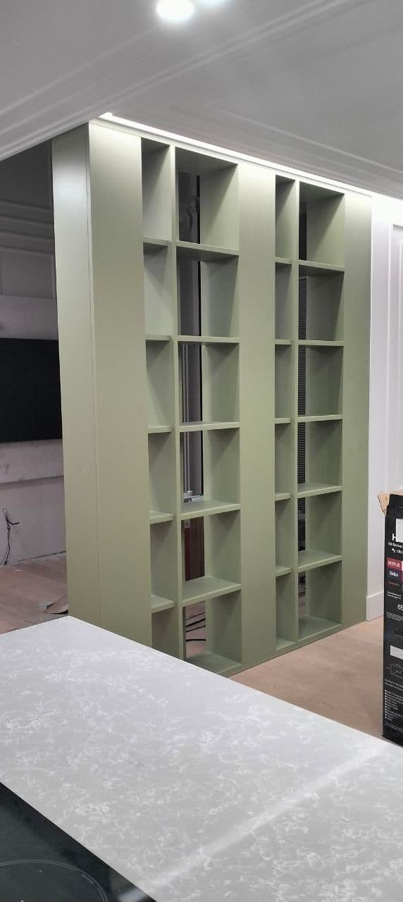 Стеллаж-перегородка оливкового цвета