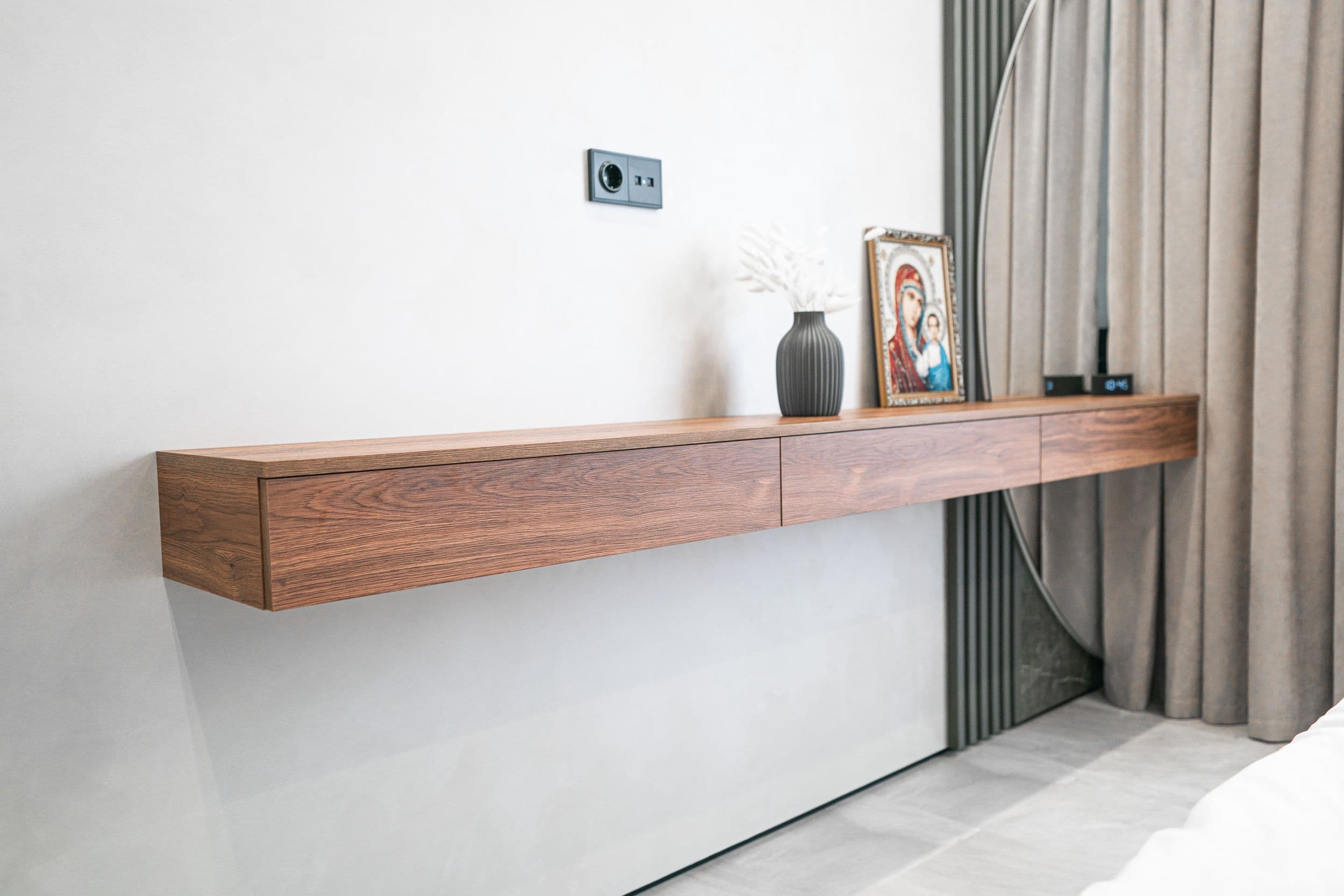 ТВ-зона с полками