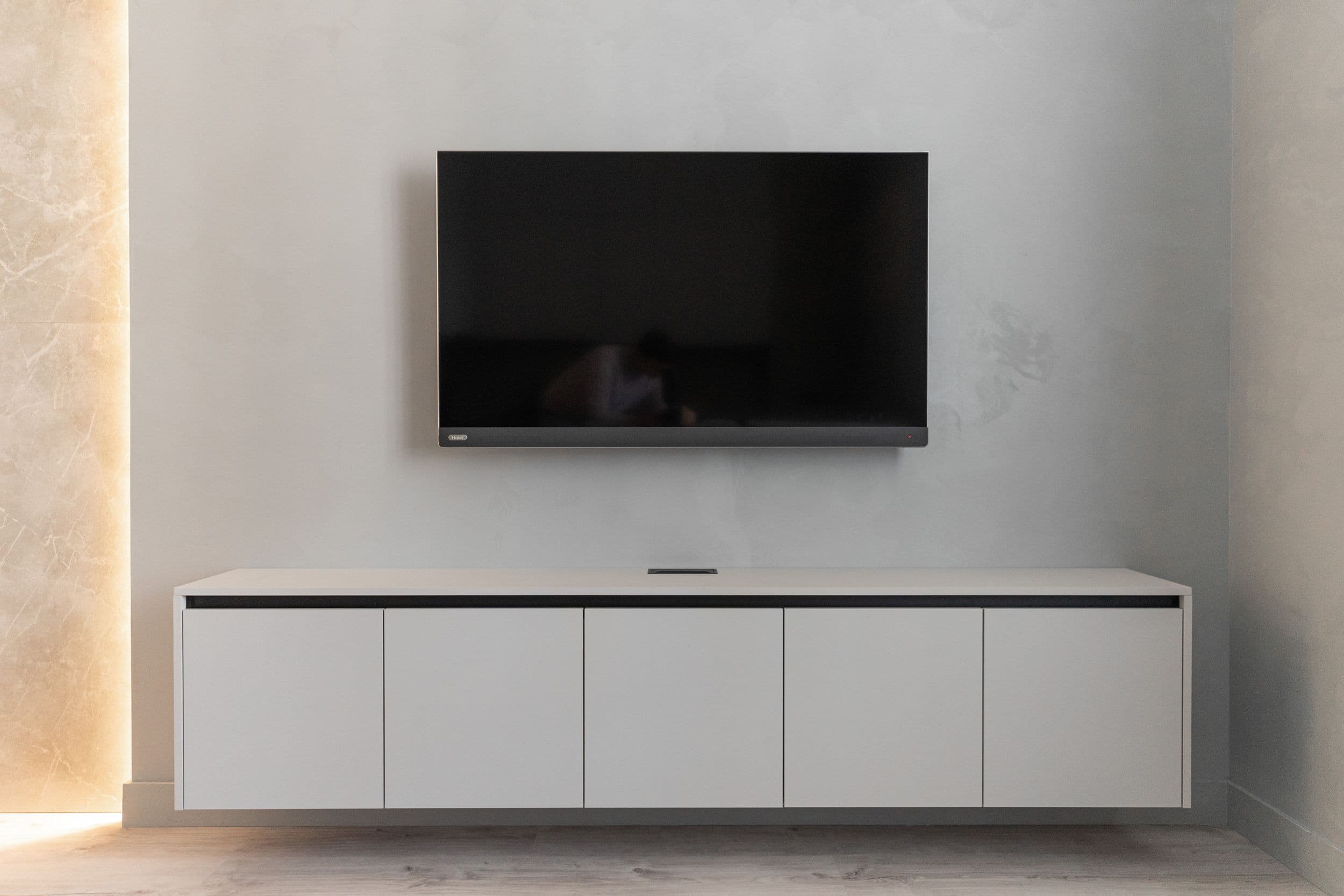 Минималистичная подвесная ТВ-тумба