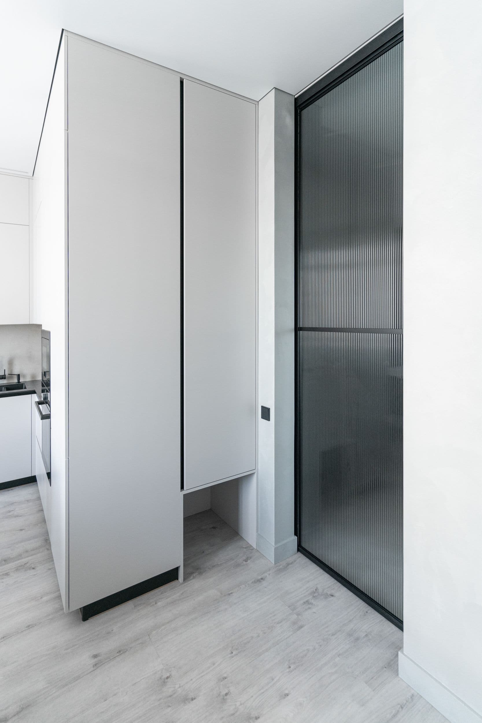 Гардеробная со стеклянной раздвижной дверью