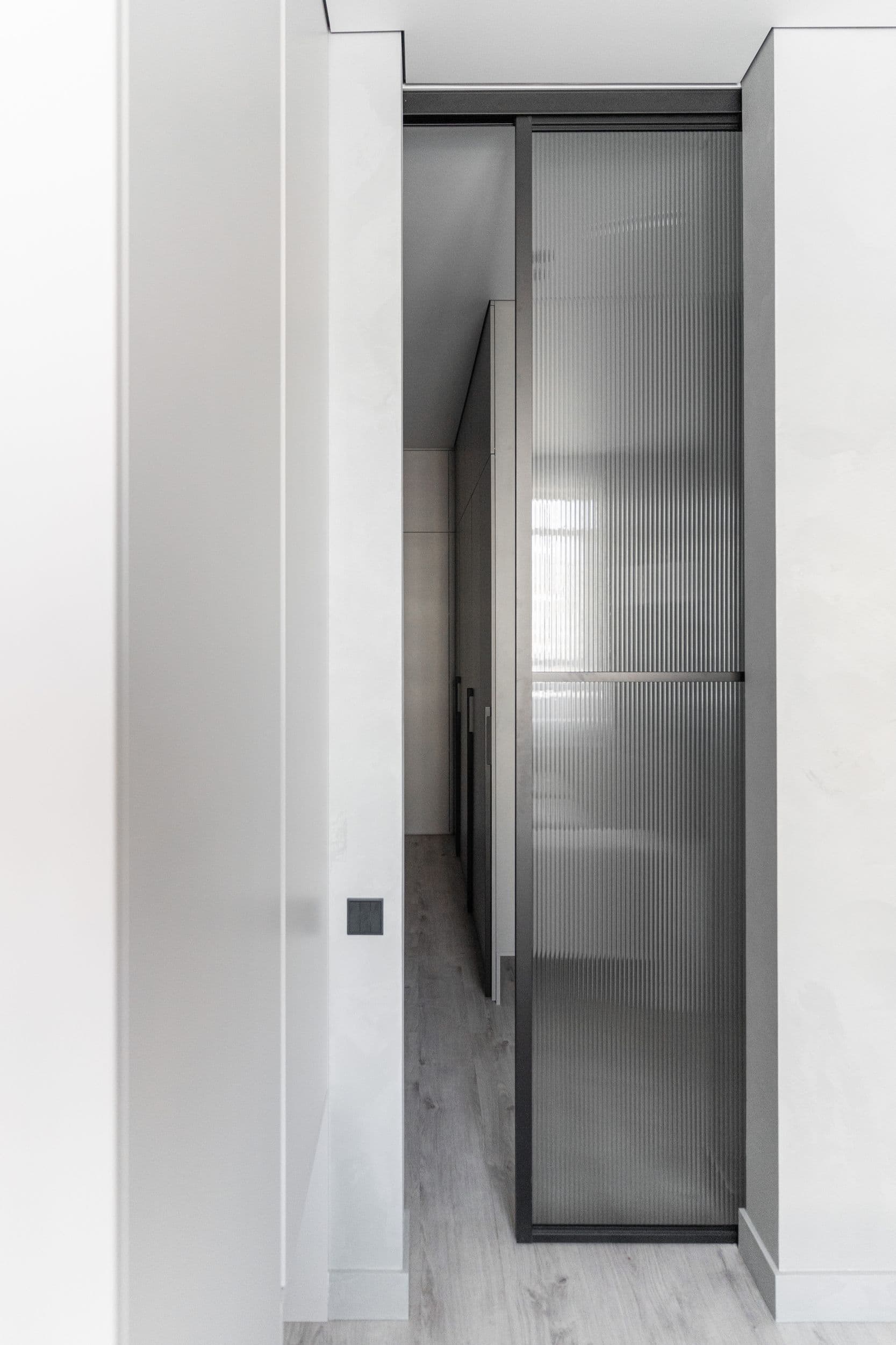 Раздвижная дверь из рифлёного стекла