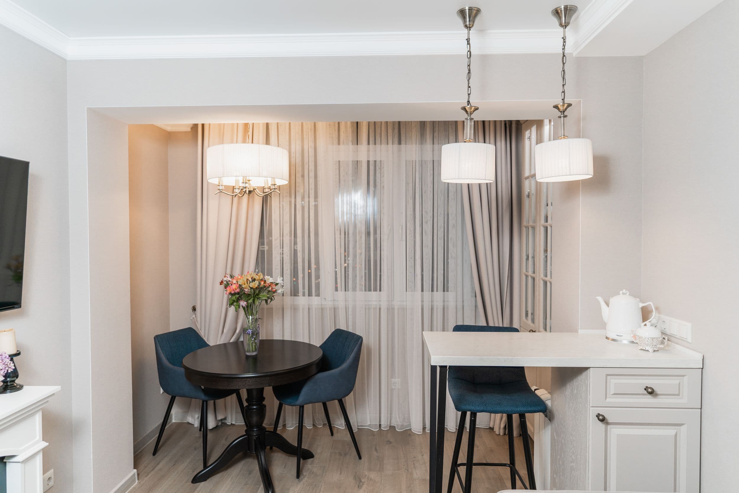 Домашний кабинет со стеллажом