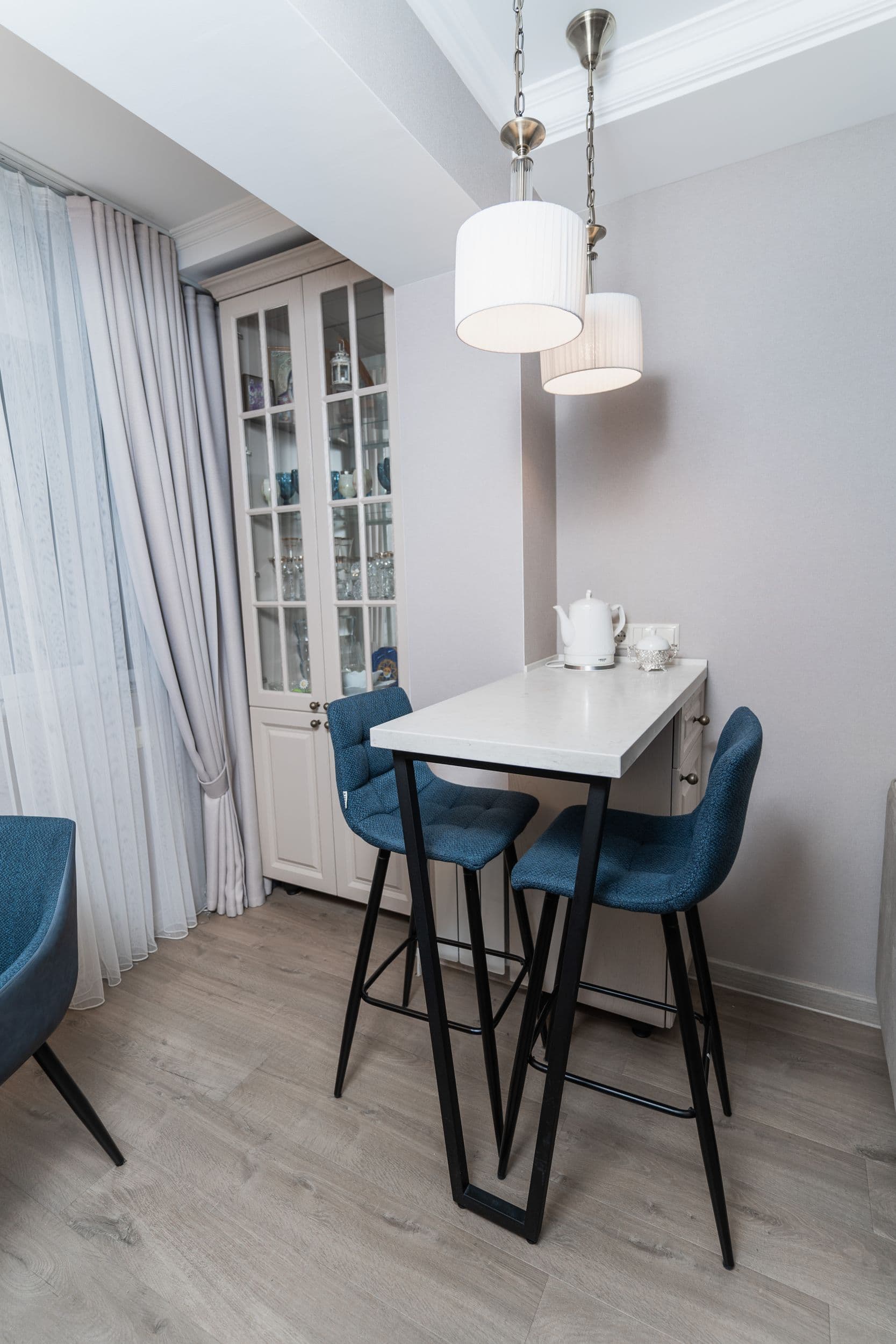 Рабочий стол у окна