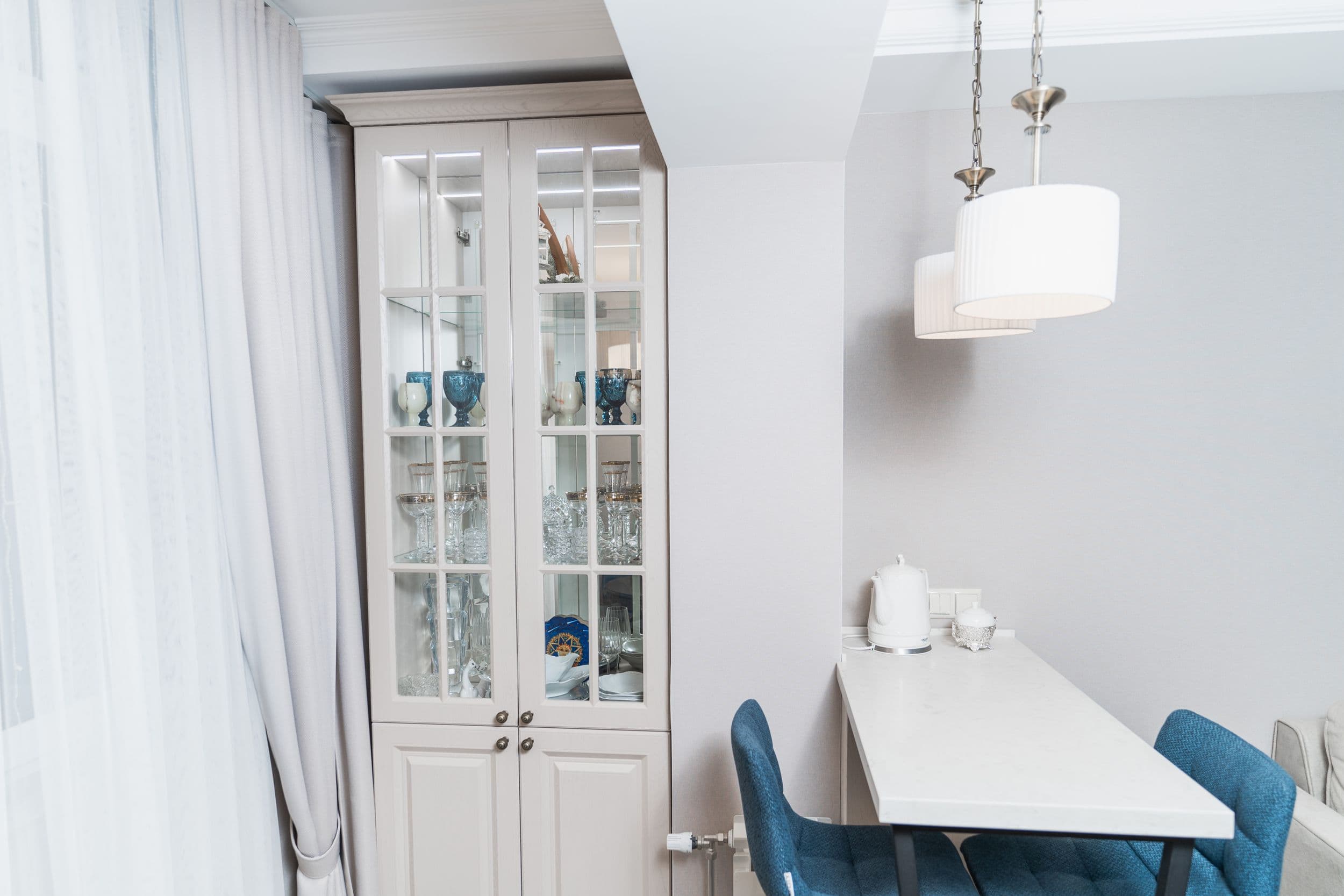 Кабинет с книжными полками