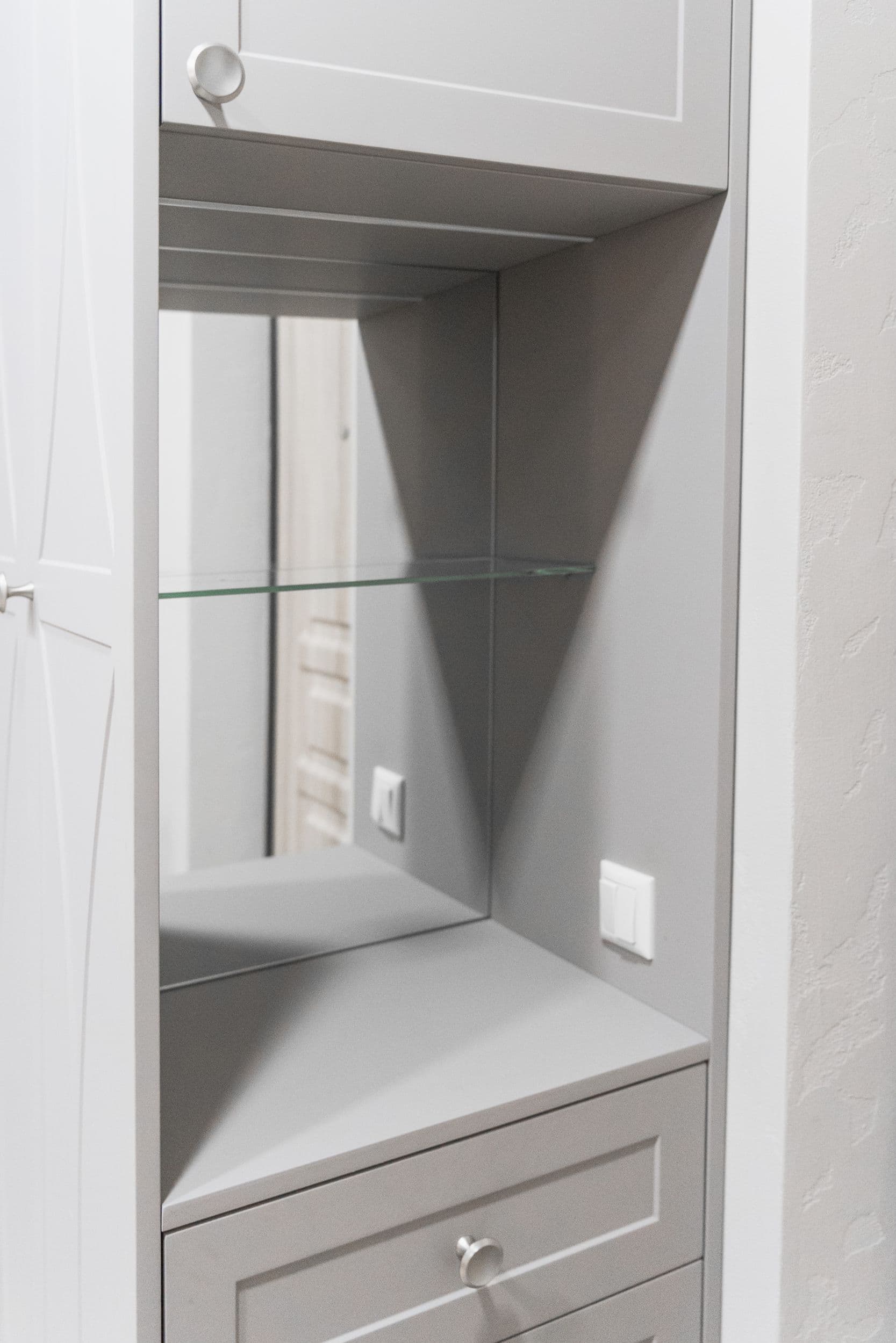 Прихожая в светлых тонах