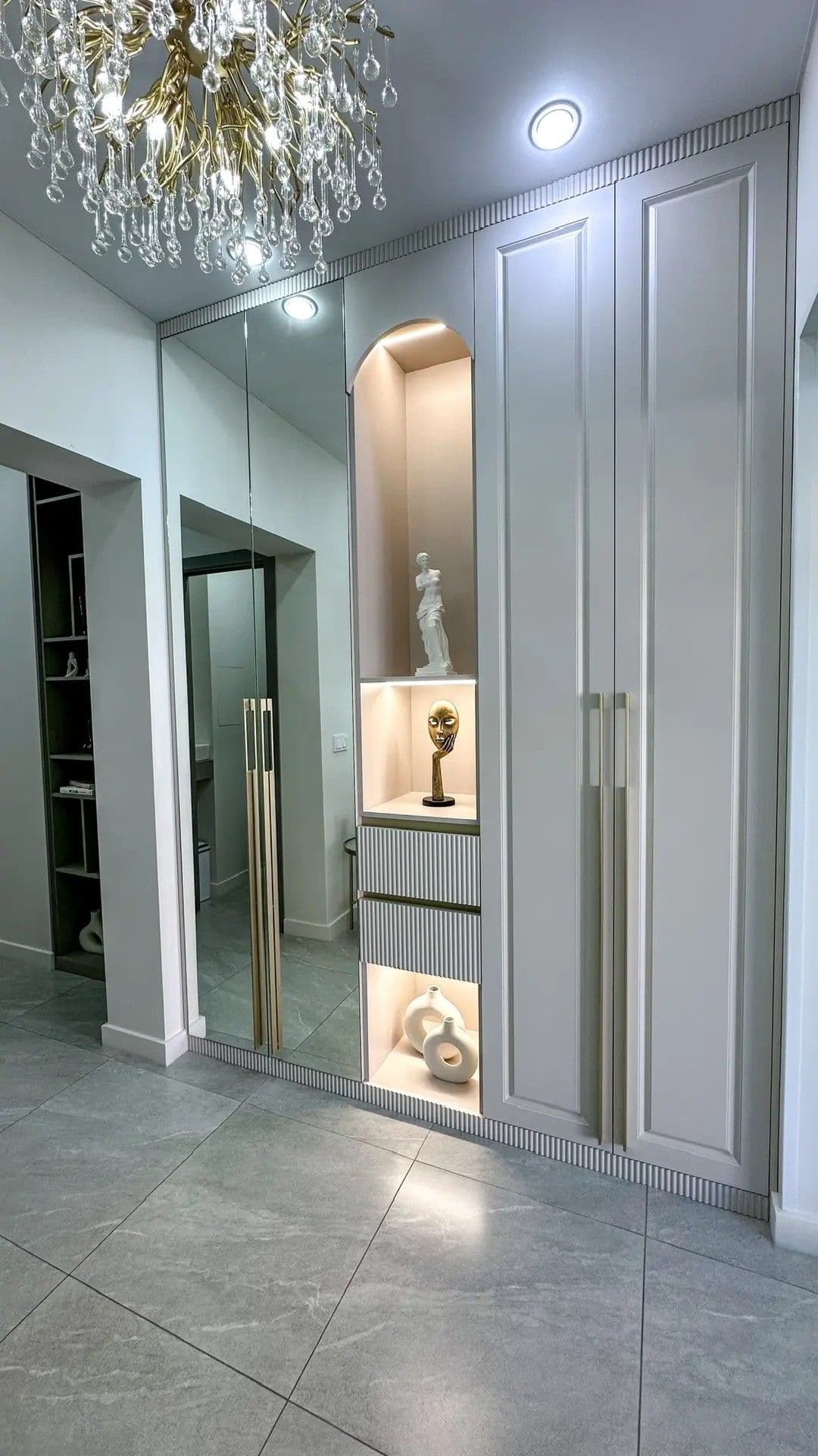 Прихожая и шкафы в едином стиле