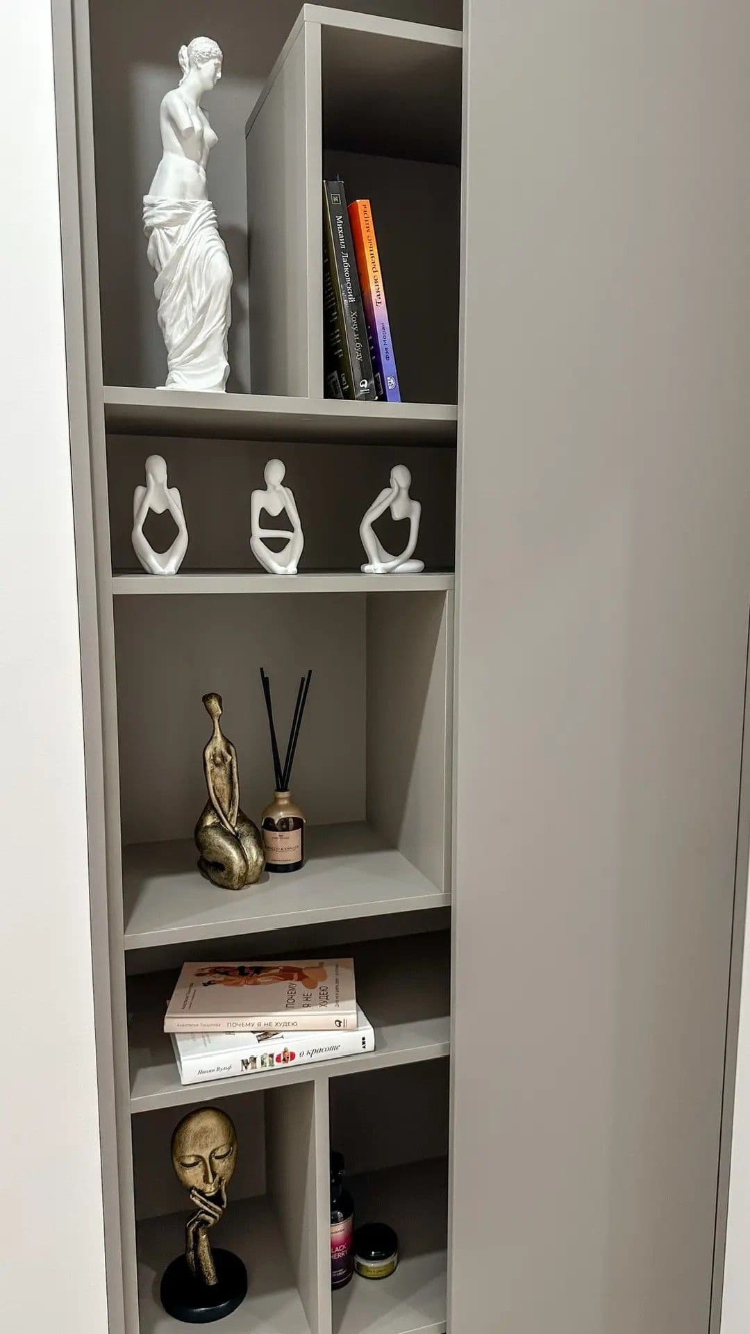 Открытый декоративный стеллаж с полками