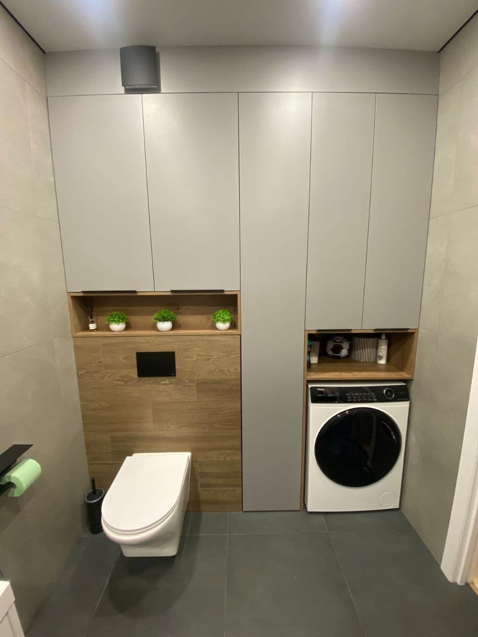 Санузел со встроенным шкафом над стиральной машиной