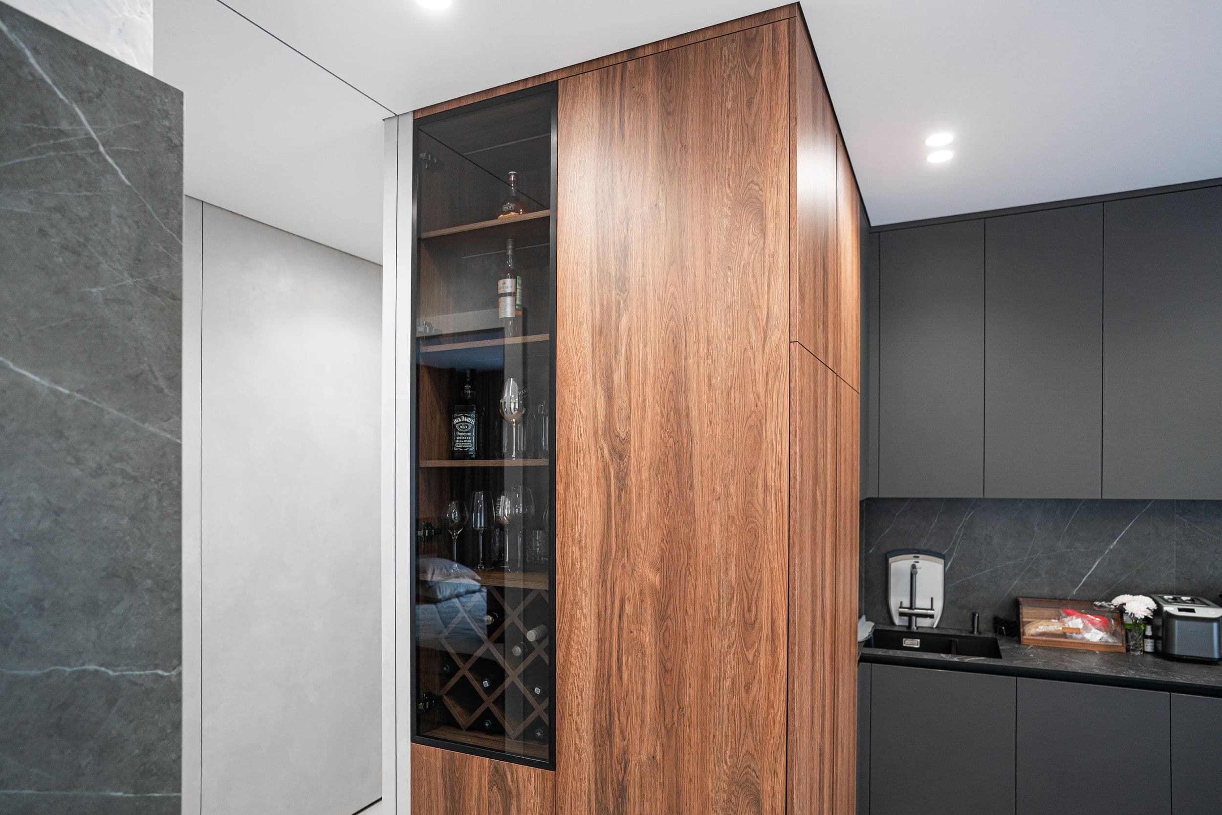 Кухня-столовая в графите