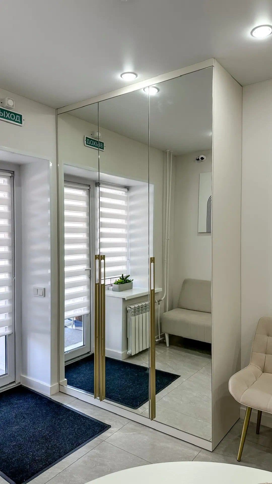 Прихожая с высоким шкафом