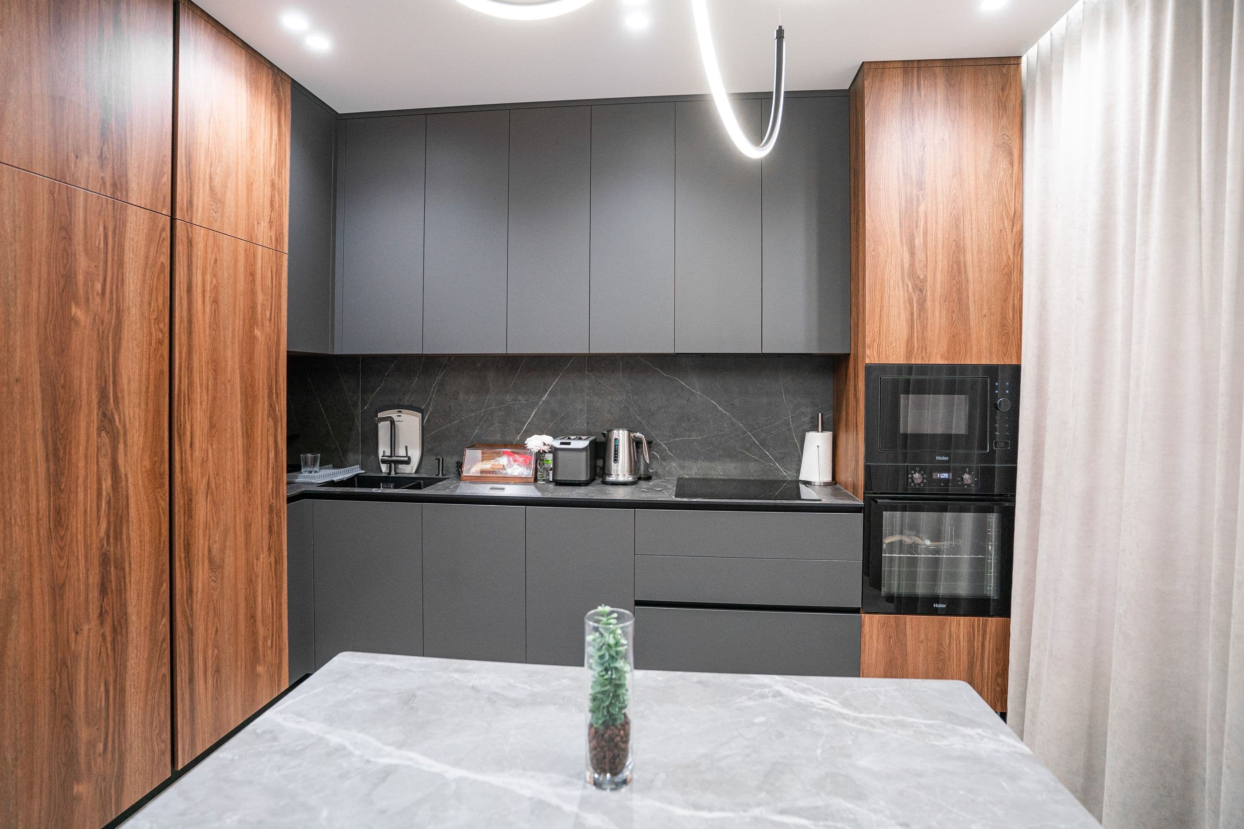 Кухня с барной стойкой