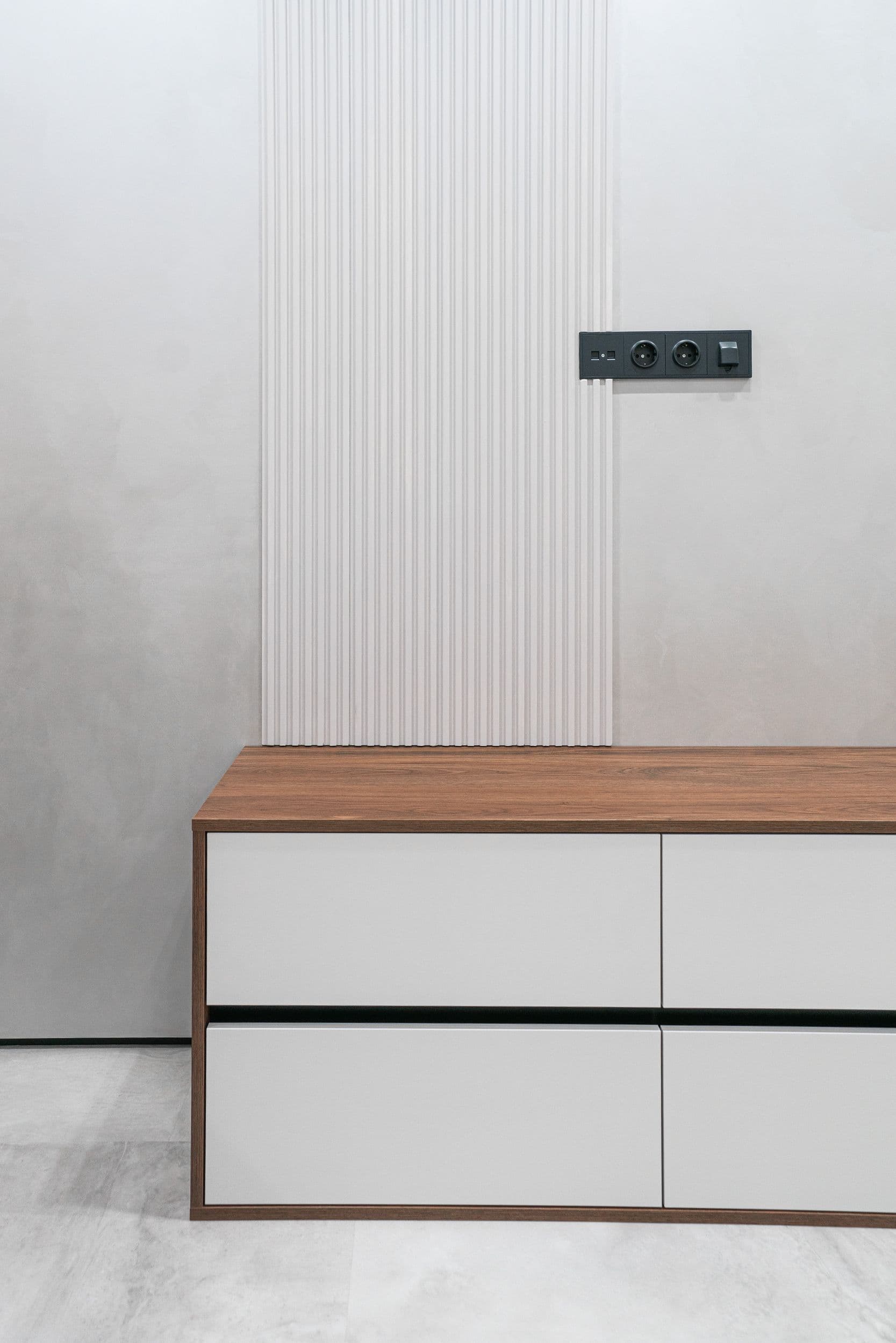 Минималистичная тумба с деревянной столешницей