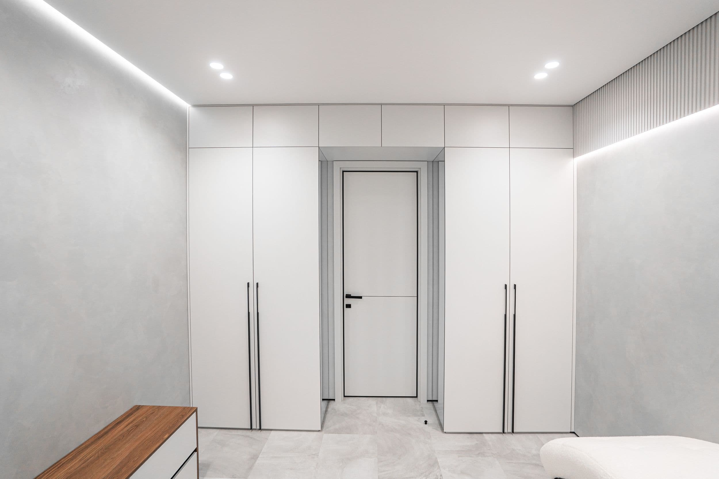 Шкаф с зеркальными дверями