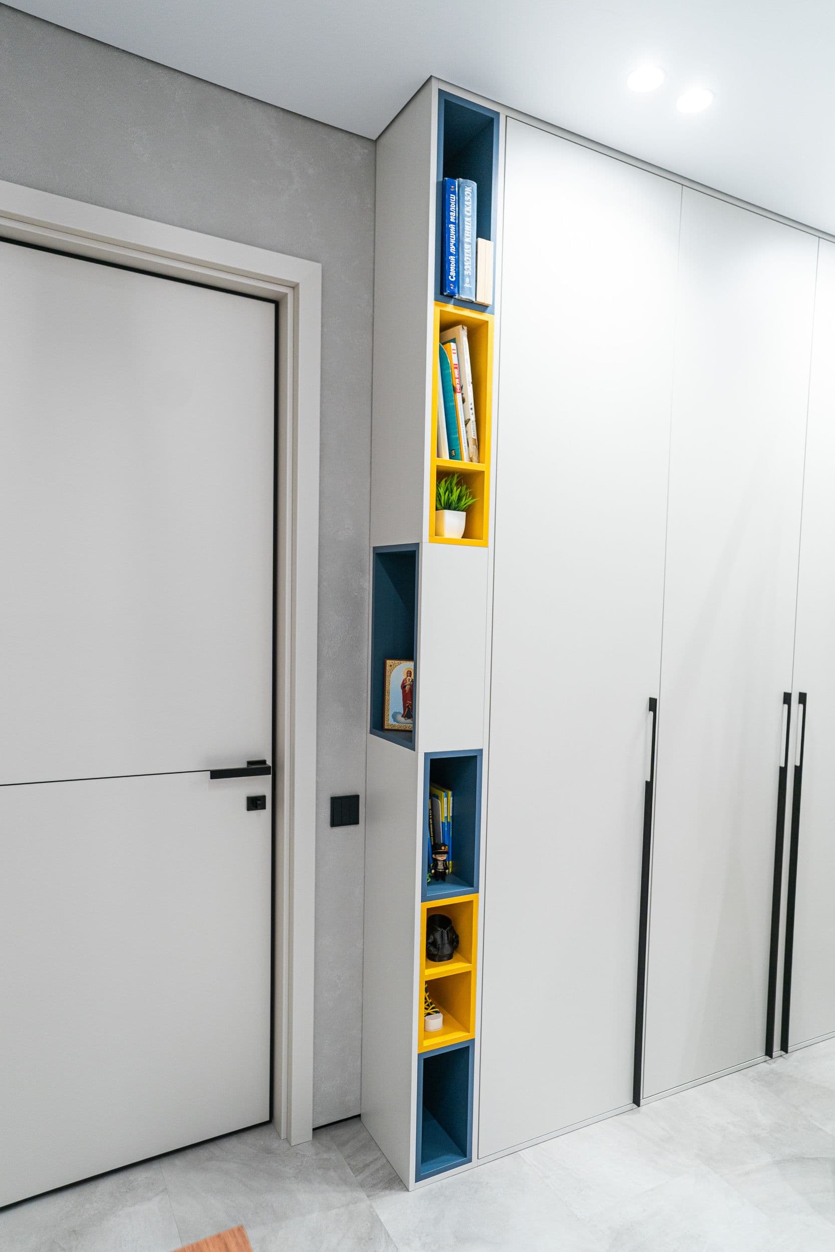 Шкаф до потолка