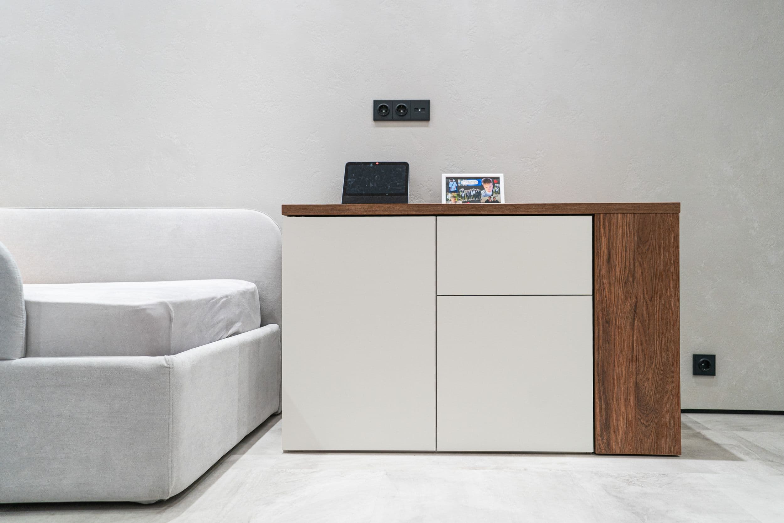 Комод из шпона ореха