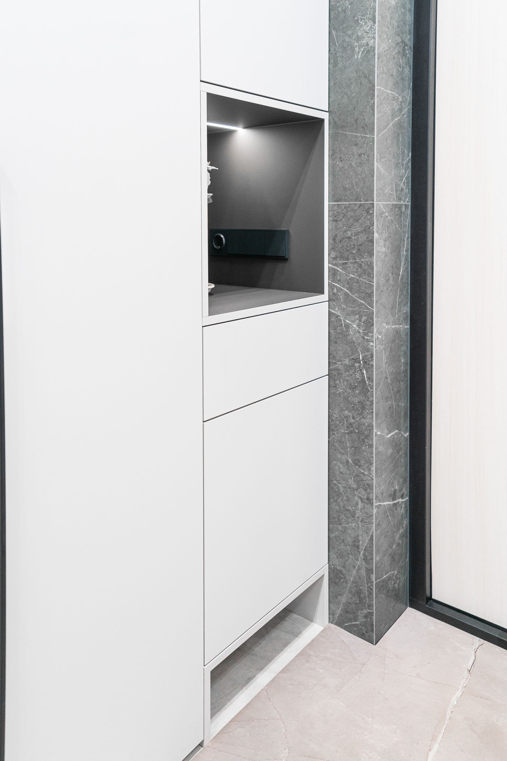 Белый узкий шкаф с нишей для техники