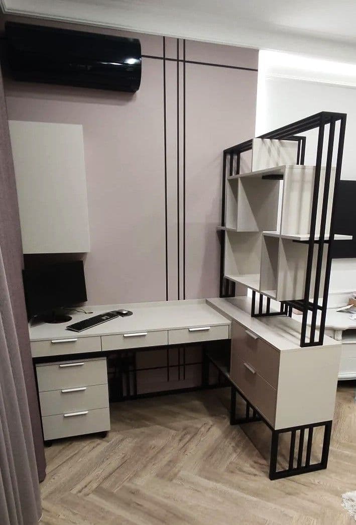 Рабочий стол с ящиками и стеллаж