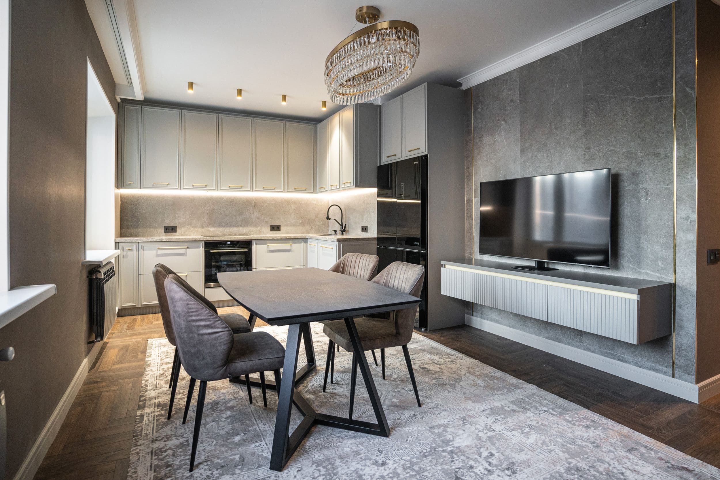 Классическая кухня в светлых тонах