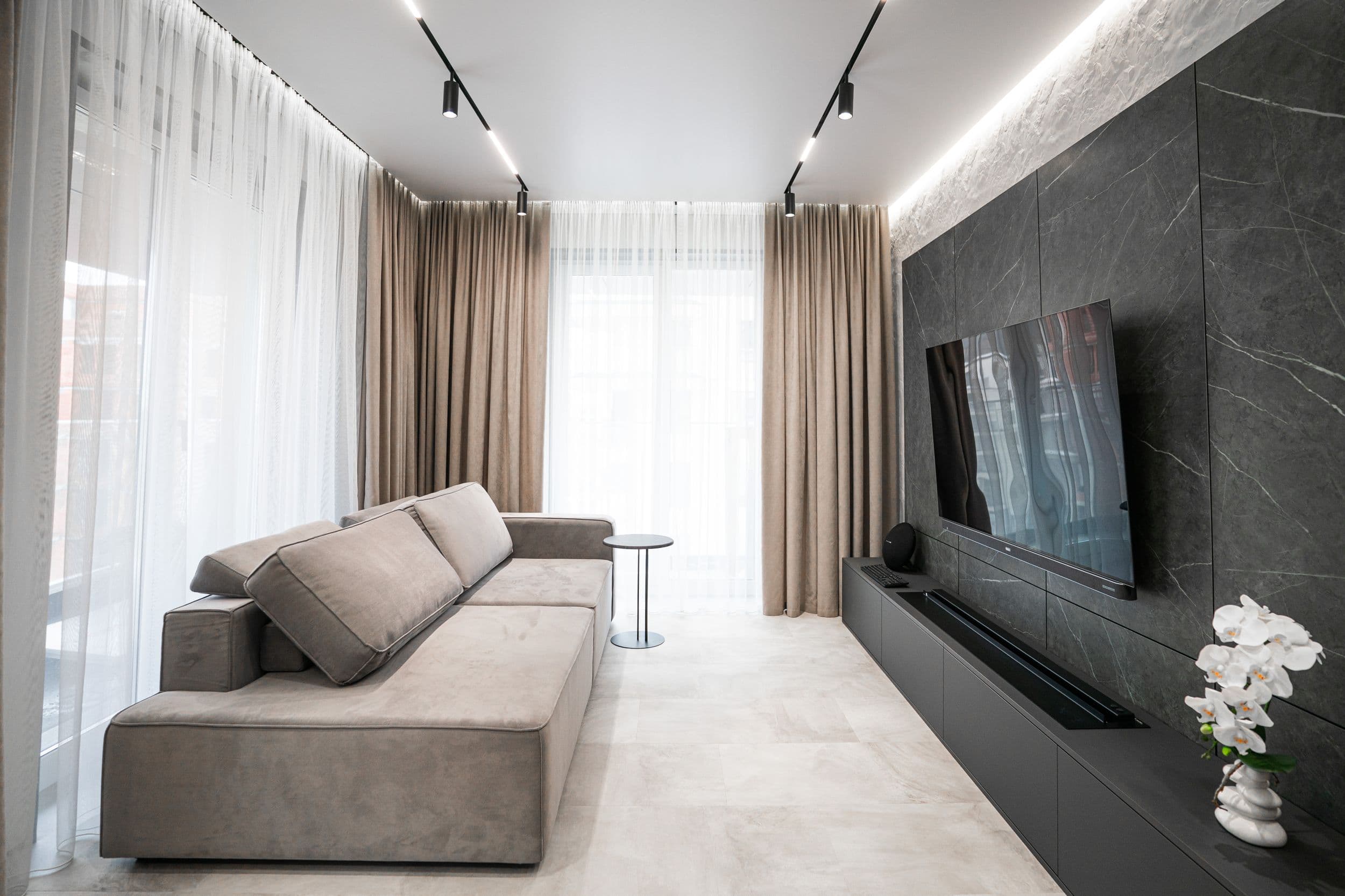 Гостиная с тв-зоной из мрамора