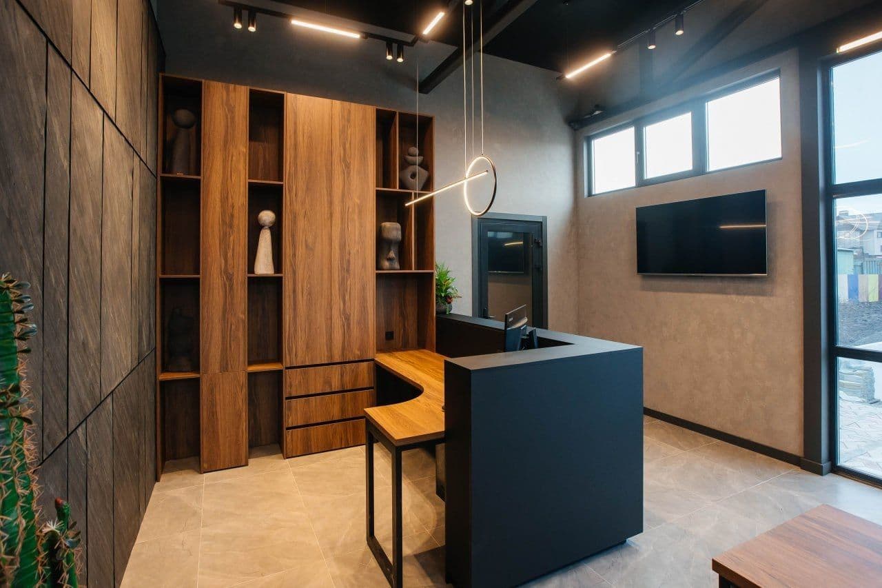 Стол с кабель-менеджментом