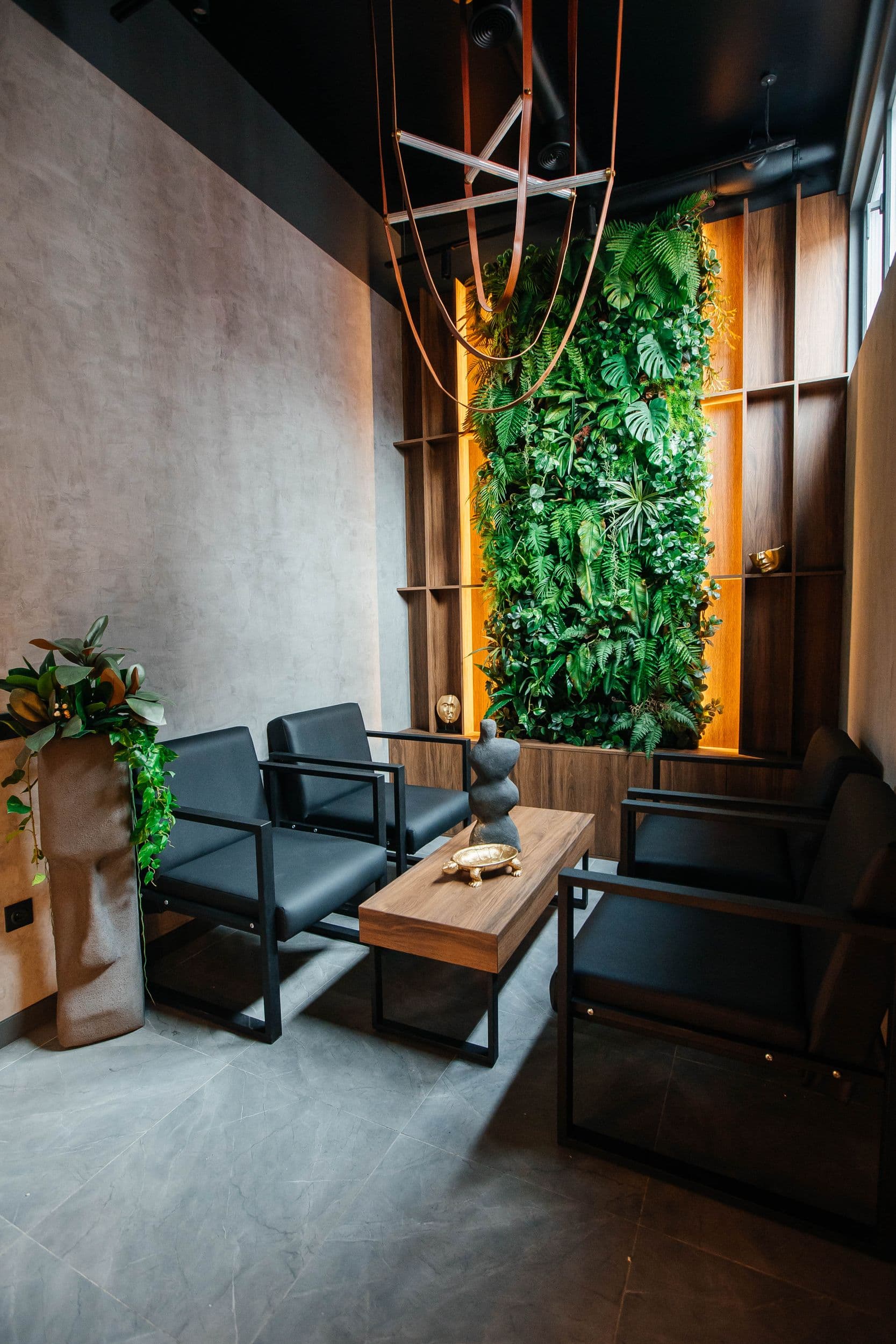 Кухня с островом и винным шкафом