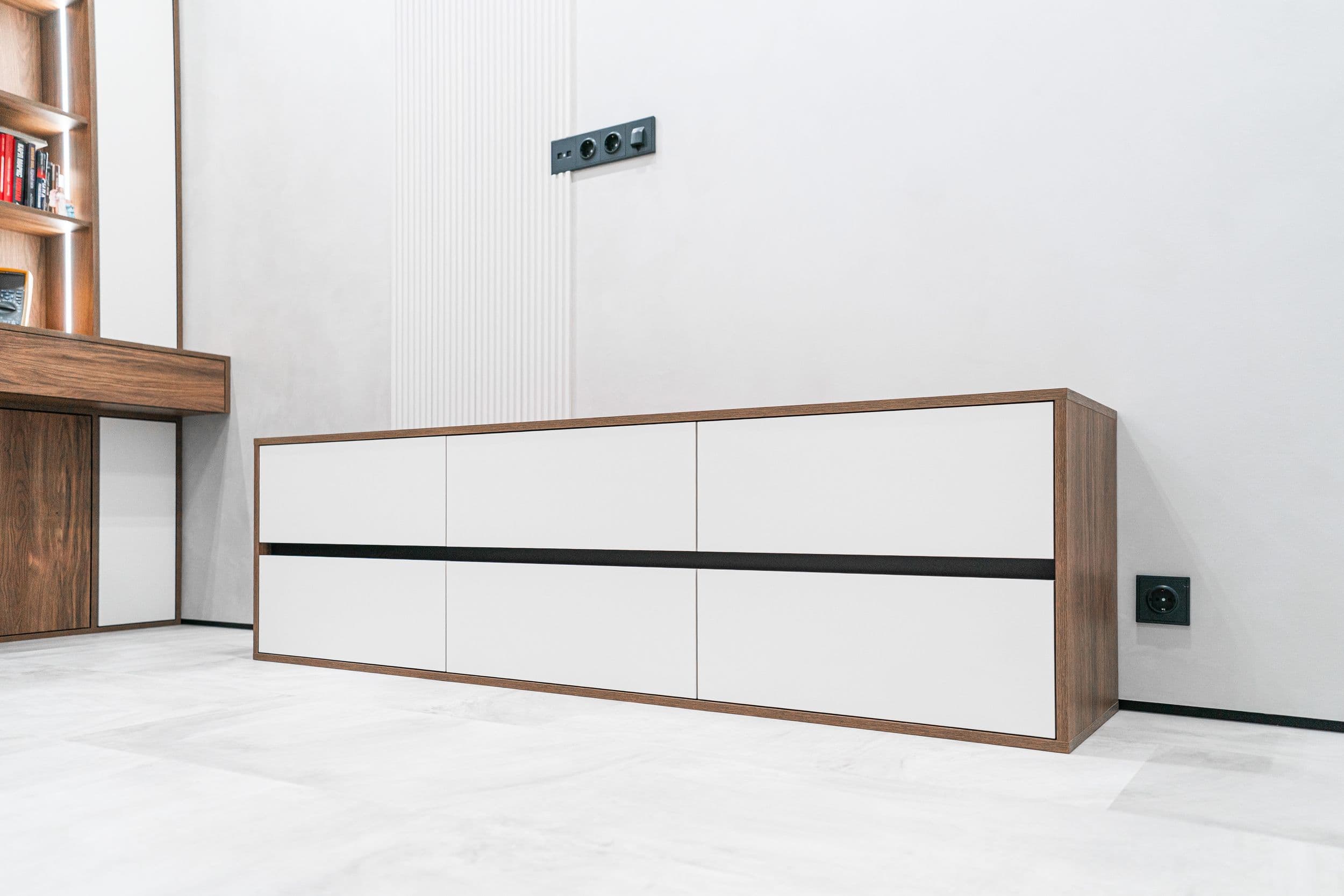 Встроенный шкаф под потолок